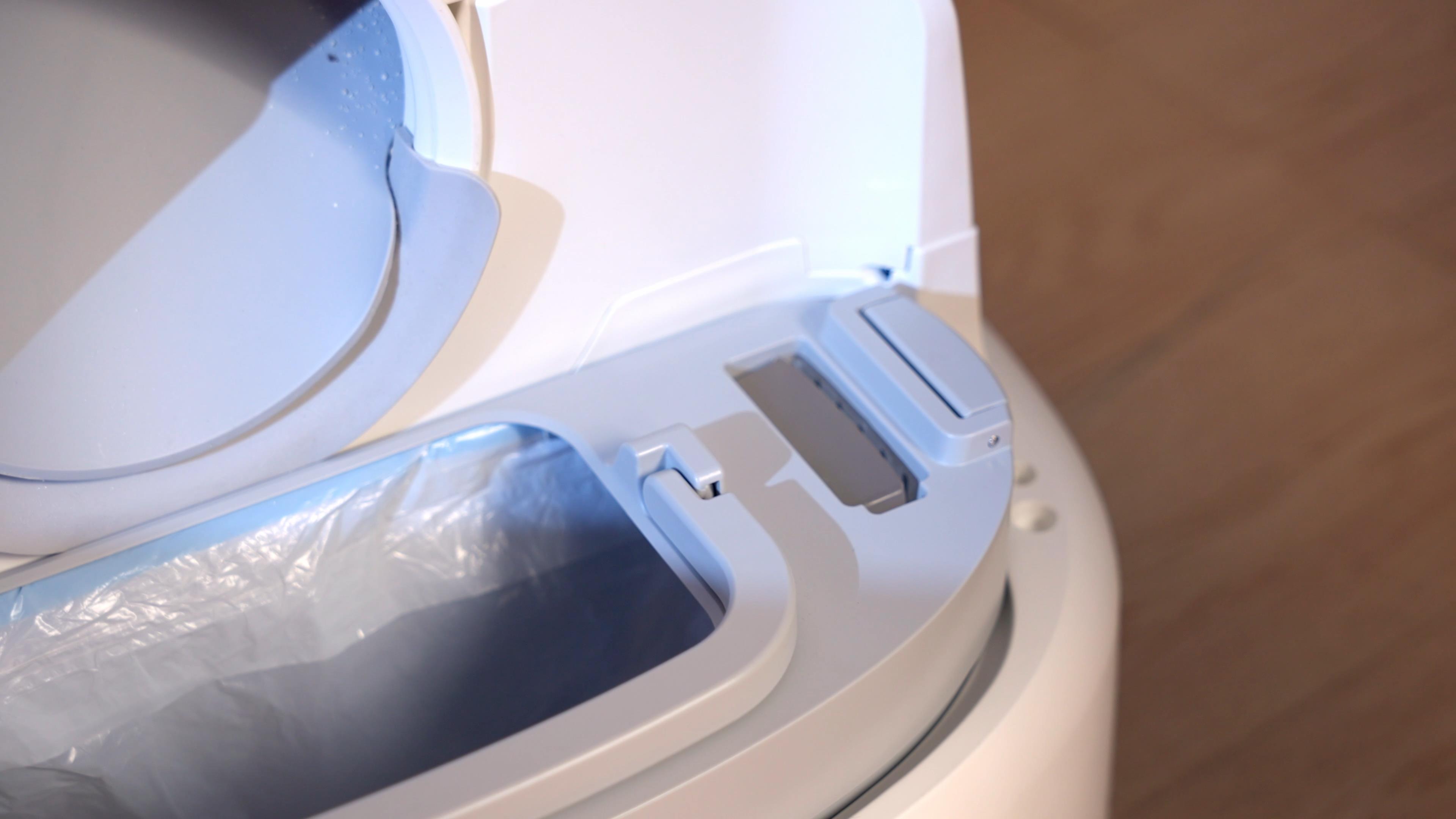 TiKPaws CB003 design features - odor control and easy maintenance